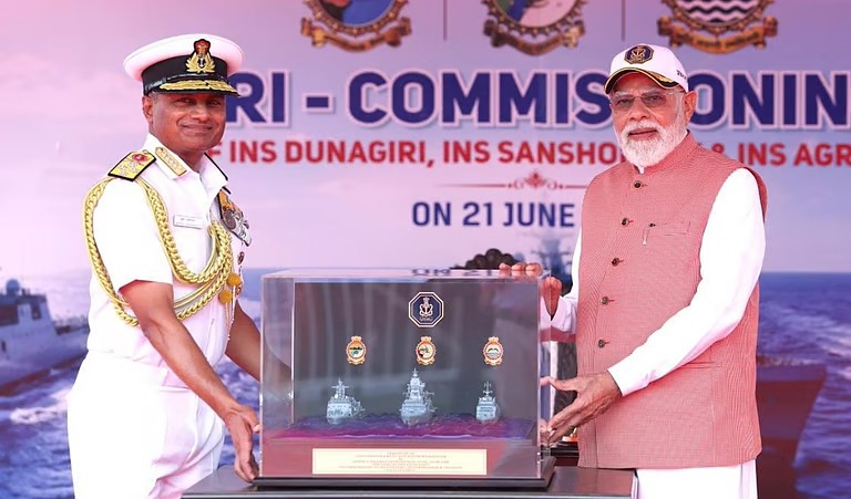  3 போர்க்​கப்​பல்​களை நாட்​டுக்கு அர்ப்​பணித்த​ பிரதமர் மோடி !!